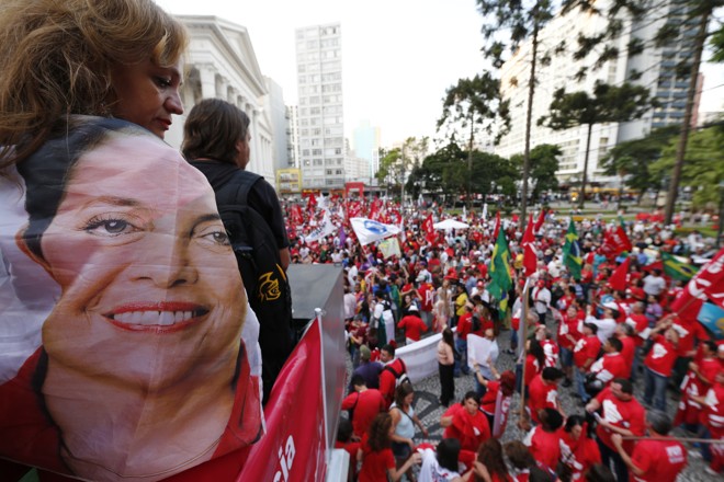 Manifestação em defesa do Governo Federal, Petrobrás e contra o impeachment da presidente Dilma Rousseff, acontece em Curitiba no dia 13 de março de 2015. | Albari Rosa/Gazeta do Povo