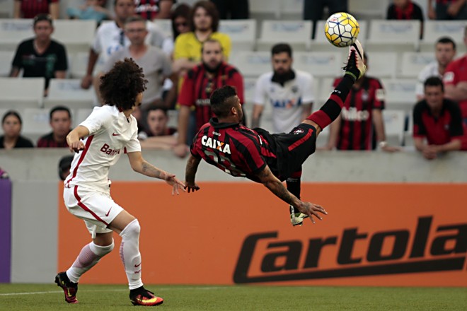 Leo divide a bola com Valvidia do Inter. | Albari Rosa/Gazeta do Povo