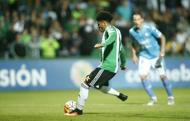 O Belgrano abriu 2 a 0 e o Coxa teve outro pênalti no segundo tempo. Desta vez, Leandro foi o cobrador. | Hugo Harada/Gazeta do Povo