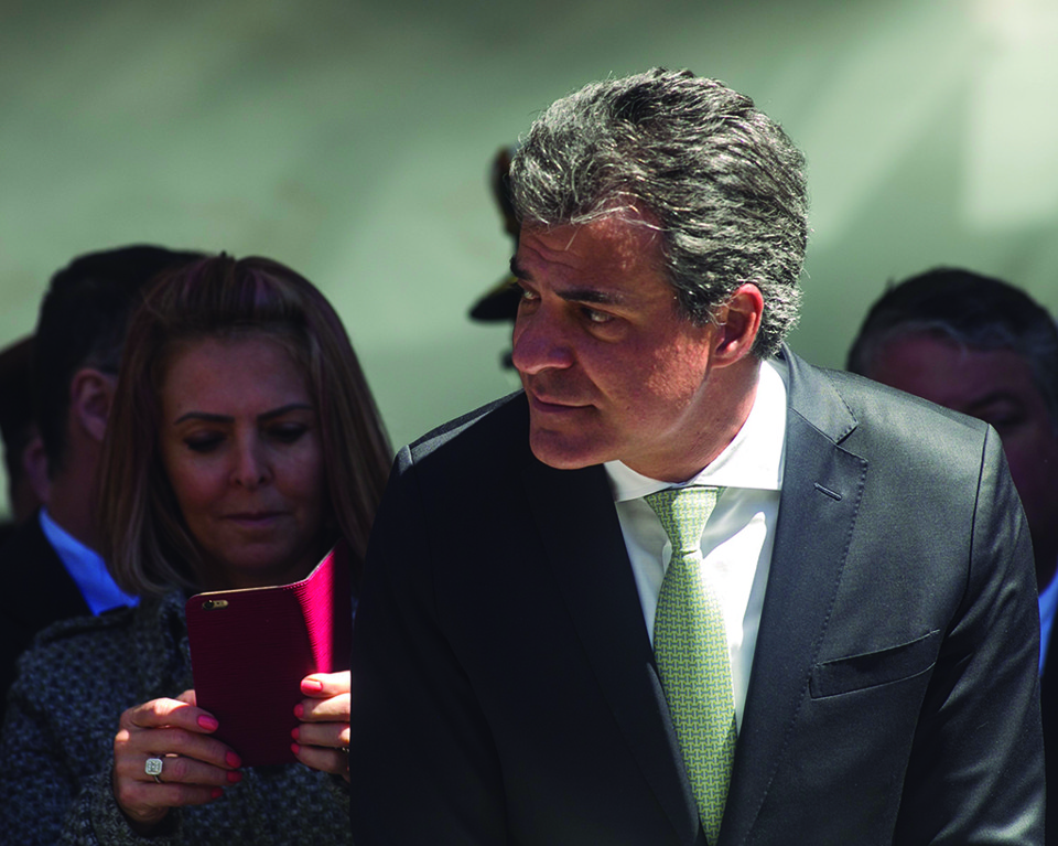 Enquanto Beto Richa parece procurar alguém durante o desfile de ontem, a primeira-dama Fernanda Richa confere mensagens no celular. A poucos metros do casal, o prefeito Gustavo Fruet, escoltado pelo candidato a vice Paulo Salamuni. | Marcelo Andrade /Gazeta do Povo