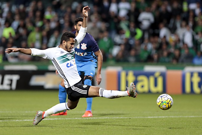 Evandro tenta alcançar a bola em lance de ataque do Coxa. | Albari Rosa/Gazeta do Povo