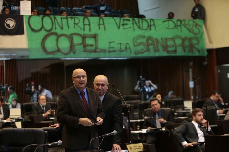 Faixas no plenário da Assembleia protestam contra a venda de ações da Copel e da Sanepar | Albari Rosa/Gazeta do Povo