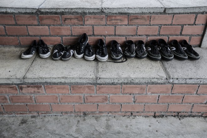 Aos fundos do complexo do Cense Curitiba, no bairro Tarumã, os sapatos dos adolescentes que ainda não têm sentença e podem jogar bola. | Jonathan Campos/Gazeta do Povo