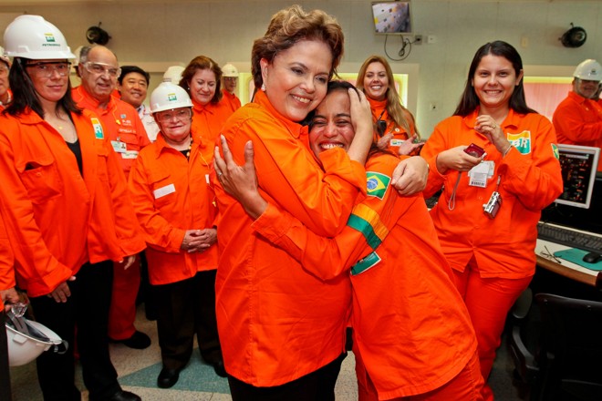 Ex-presidente Dilma Rousseff posa para foto durante cerimônia de batismo da Plataforma P-56, no Rio de Janeiro, em junho de 2011. | Roberto Stuckert Filho