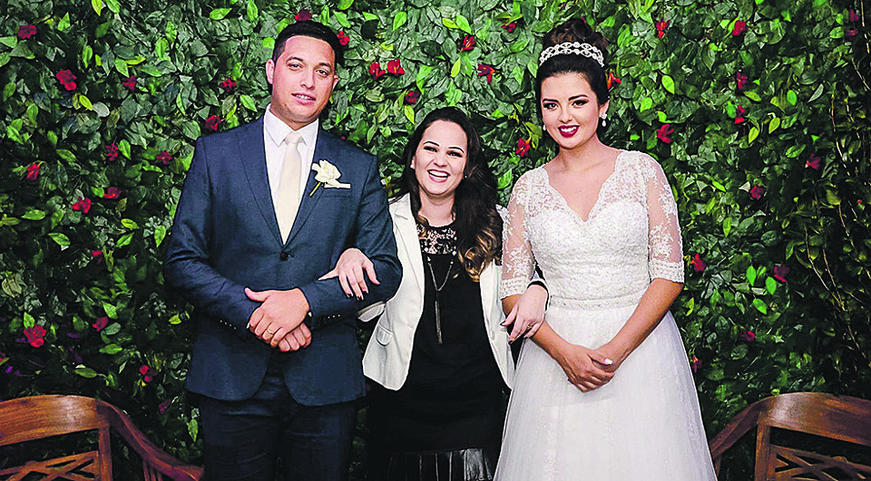 Lembram-se desta noivinha? Ela teve o casamento ameaçado porque não teria condições de bancar a festa, o que motivou um mutirão de voluntários para realizar seu sonho, conforme noticiado pela coluna. No último dia 27 o sonho de Larissa e Leandro Mossato se realizou graças à mobilização iniciada no Facebook pela maquiadora Priscila Ribeiro (ao centro). Os convidados foram recebidos no Pátio Paiol Eventos. | Juliana Tokarski