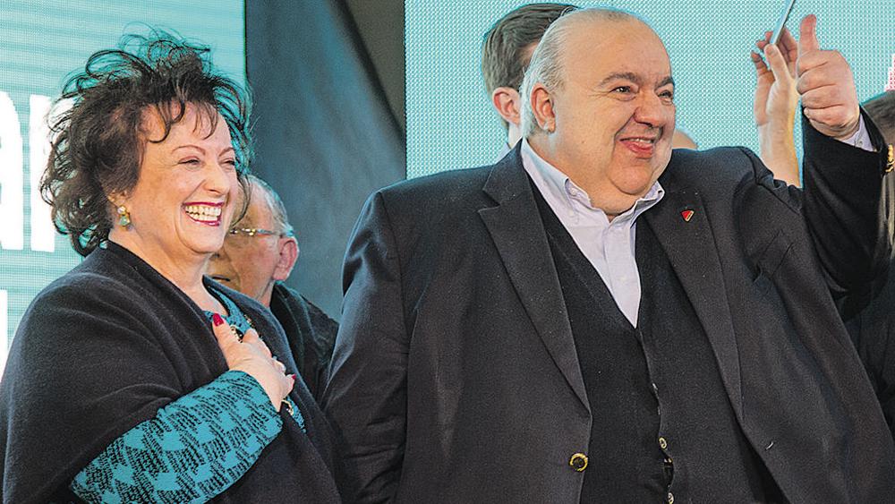 Margarita Sansone (à esq.), ao lado do marido, Rafael Greca (PMN), no lançamento da candidatura dele à prefeitura de Curitiba | Hugo Harada/Gazeta do Povo