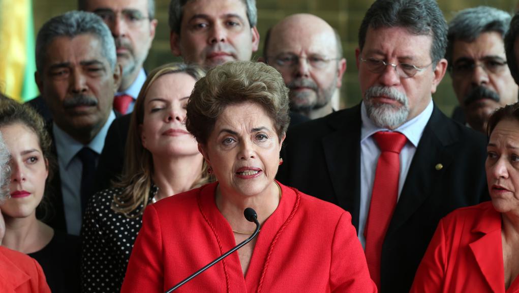 Dilma Rousseff com aliados na última quarta (1), após decisão do Congresso | Lula Marques/Agência PT