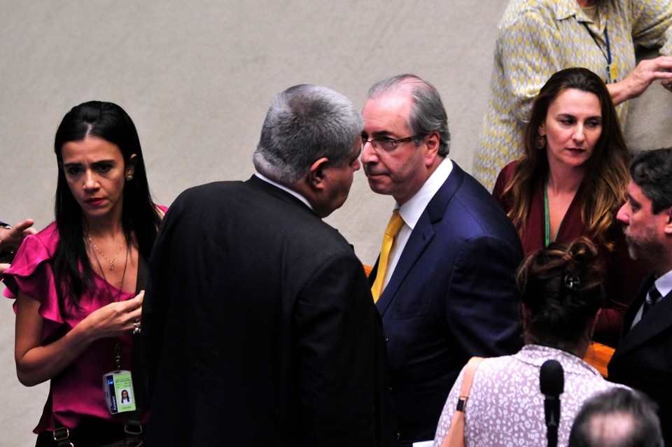 Cunha (de frente) conversa com Carlos Marun (PMDB-MS), seu defensor mais ferrenho na sessão de cassação | Luis Macedo / Câmara dos Deputados