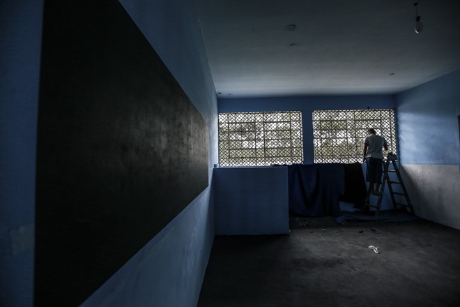 Um dos jovens sentenciados no Educandário São Francisco ajudando na reforma de um dos setores. | Jonathan Campos/Gazeta do Povo