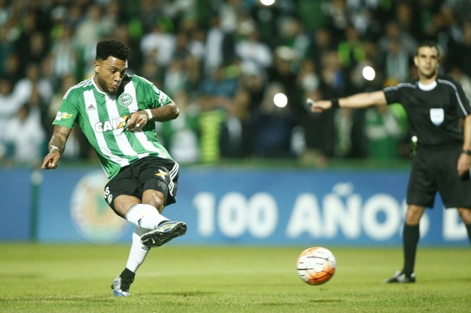 Kazim teve a chance de empatar o jogo ainda no primeiro tempo em cobrança de pênalti. | Hugo Harada/Gazeta do Povo