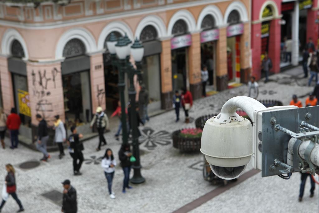 Câmera da Guarda Municipal na Rua XV de Novembro, em Curitiba.