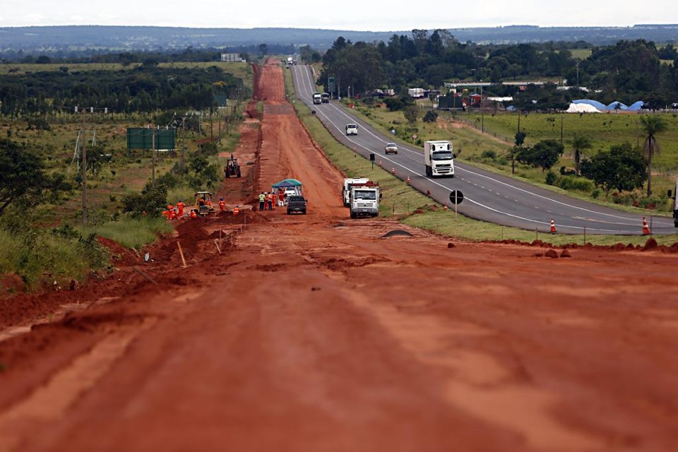 As obras na BR 163, na divisa dos estados de Mato Grosso e Pará  estão 66% executadas, com previsão de finalização em dezembro de 2017 | Albari Rosa/Gazeta do Povo