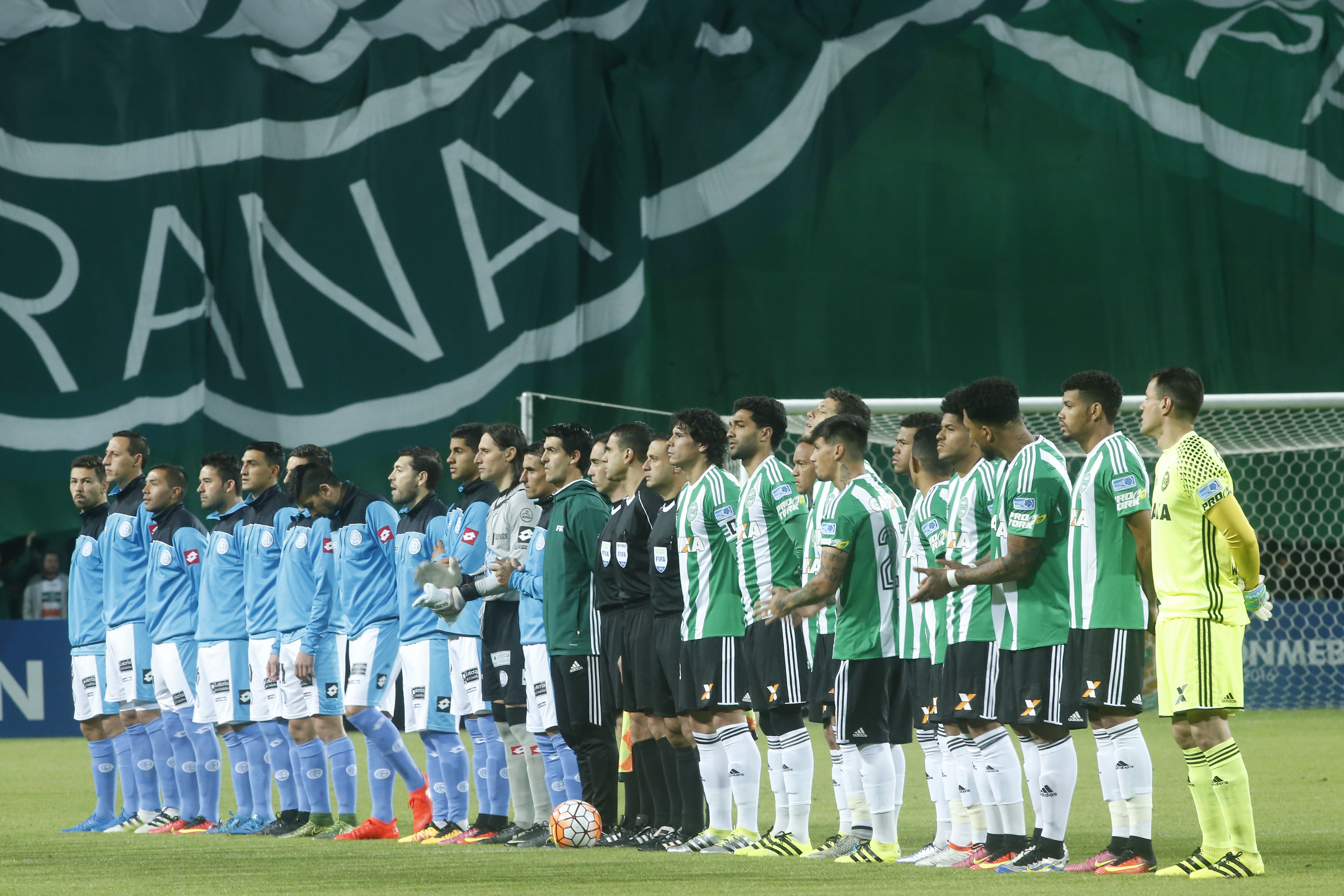 As duas equipes perfiladas na partida de ida: cordialidade entre clubes e na arquibancada. | Hugo Harada/Gazeta do Povo
