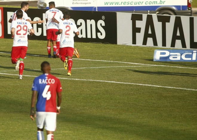Gol de Rony é celebrado pelos colega de time | Marcelo Andrade/Gazeta do Povo