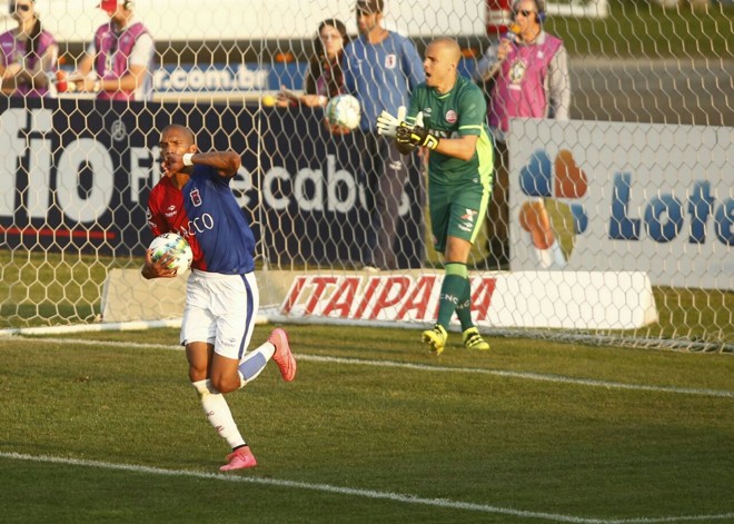 Karanga comemora gol com a camisa tricolor | Marcelo Andrade /Gazeta do Povo