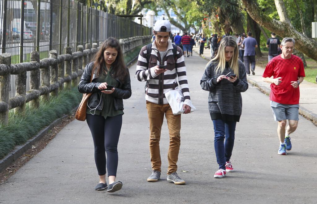 Os estudantes Maria Clara de Lara, Gabriel Lacerda e Ana Reis caçam pokémons no local. | Daniel Castellano/Gazeta do Povo