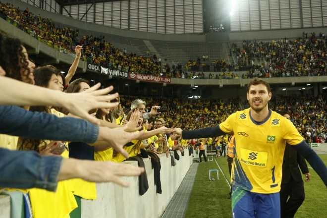 Bruninho comemorou vitória sobre Portugal com a torcida. | Marcelo Andrade Gazeta do Povo