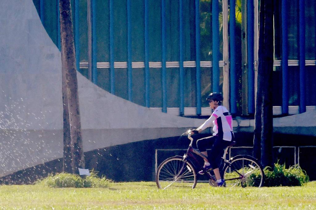 Dilma manteve o costume de pedalar mesmo no primeiro dia após perder o mandato | EVARISTO SA/AFP