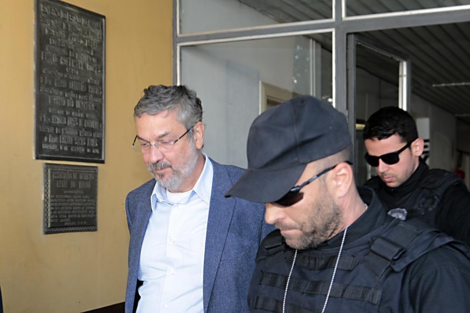 Palocci é conduzido pela Polícia Federal em Curitiba | Albari Rosa/Gazeta do Povo