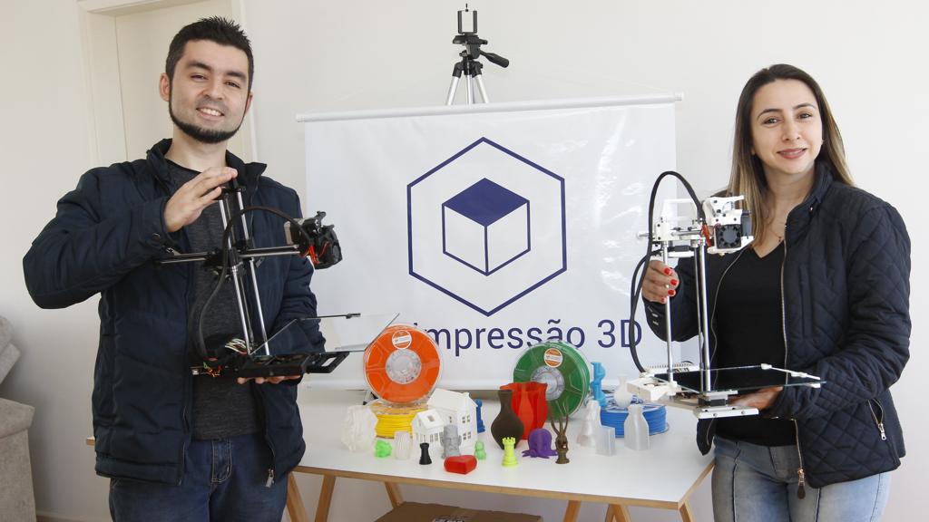Thiago Peixoto e a esposa, Vanessa, com a Stella 3D. Impressora não tem a tradicional carcaça e aspecto cru garante preço abaixo dos R$ 2 mil. | Antônio More/Gazeta do Povo