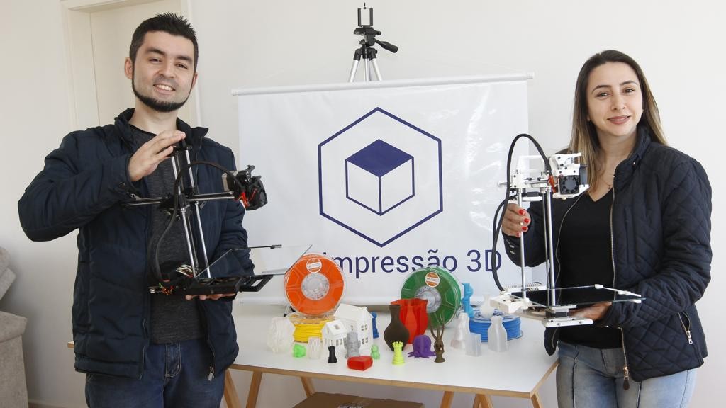 Thiago Peixoto e a esposa, Vanessa, com a Stella 3D. Impressora não tem a tradicional carcaça e aspecto cru garante preço abaixo dos R$ 2 mil.