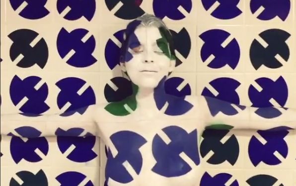 Na intervenção artística, modelo se confunde com parede de azulejos do de Athos Bulcão | Reprodução/Instagram/