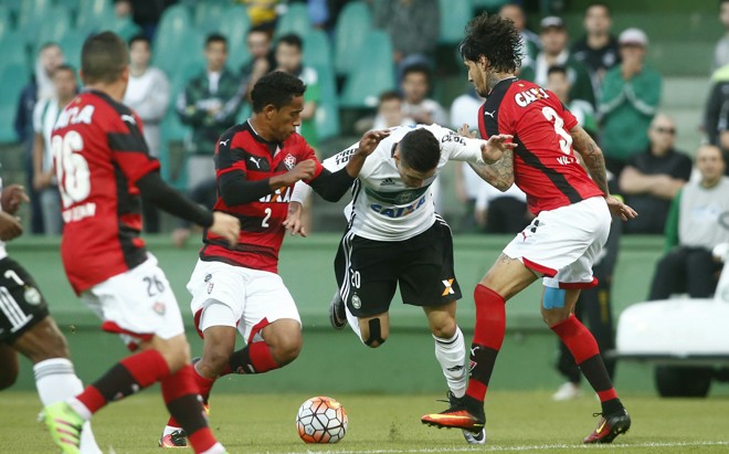 O meia Raphael Veiga cercado por marcadores do Vitória. | Hugo Harada/Gazeta do Povo