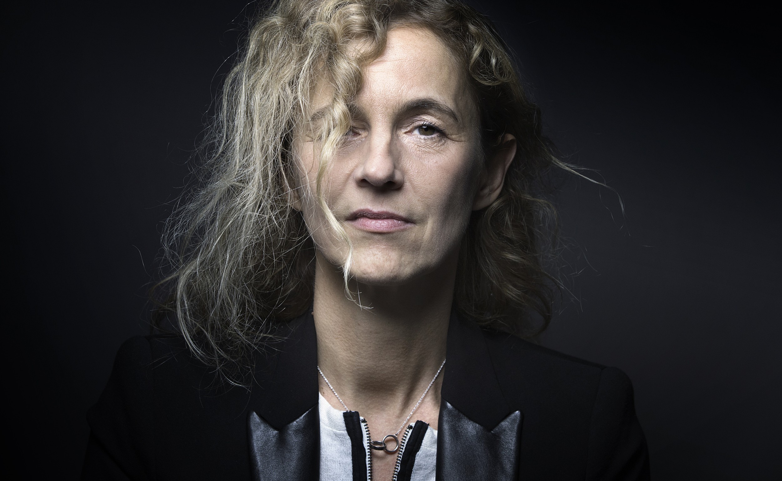 Delphine de Vigan, escritora francesa que se tornou best-seller contando história da família. | Joel Saget/AFP