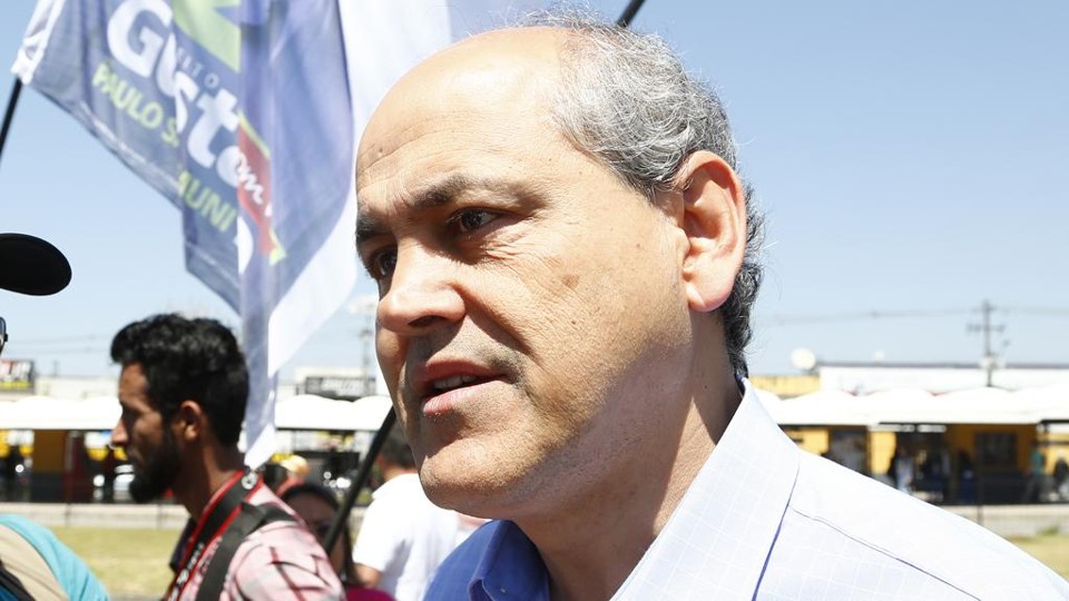 Atual prefeito e candidato à reeleição em Curitiba, Gustavo Fruet (PDT) fez caminhada no Sítio Cercado nesta terça-feira (27). | Henry Milleo/Gazeta do Povo