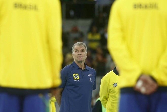 Bernardinho olha para as arquibancadas da Arena da Baixada. | Marcelo Andrade Gazeta do Povo