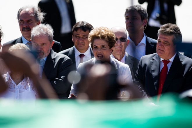 Já afastada do cargo de presidente, Dilma Rousseff fala com apoiadores em frente ao Palácio do Planalto, em Brasília. | Andresa Anholete/AFP