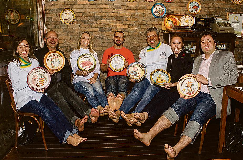 Os chefs Kika Maeder, Celso Freire, Rosane Radecki, Délio Canabrava, Gabriela Carvalho e Alexandre Saredi (da esq. para a dir.) serão os responsáveis pelo jantar em prol do projeto Samaritan’s Feet Brasil durante o XXI Congresso da Associação dos Restaurantes da Boa Lembrança, que ocorre em Curitiba neste mês. Também na foto, Wesley de Souza Oliveira (de laranja), representante do Samaritan’s Brasil. | Hayza Ramos