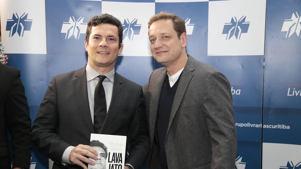 Vladimir Netto ao lado do juiz Sérgio Moro durante lançamento do livro em Curitiba | Pedro Serapio/Gazeta do povo