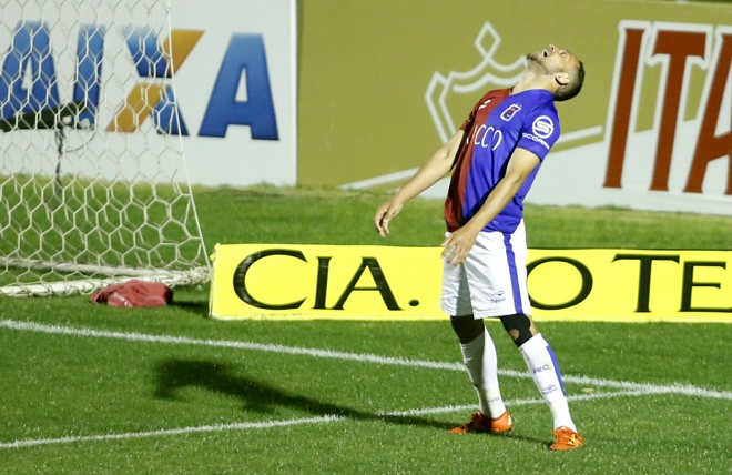 Diego Tavares lamenta chance desperdiçada ainda no primeiro tempo. | Hugo Harada/Gazeta do Povo