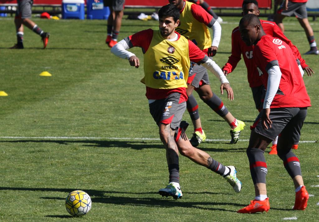 Lucho González é a atração do Atlético para o confronto com a Ponte Preta. | Aniele Nascimento/Gazeta do Povo