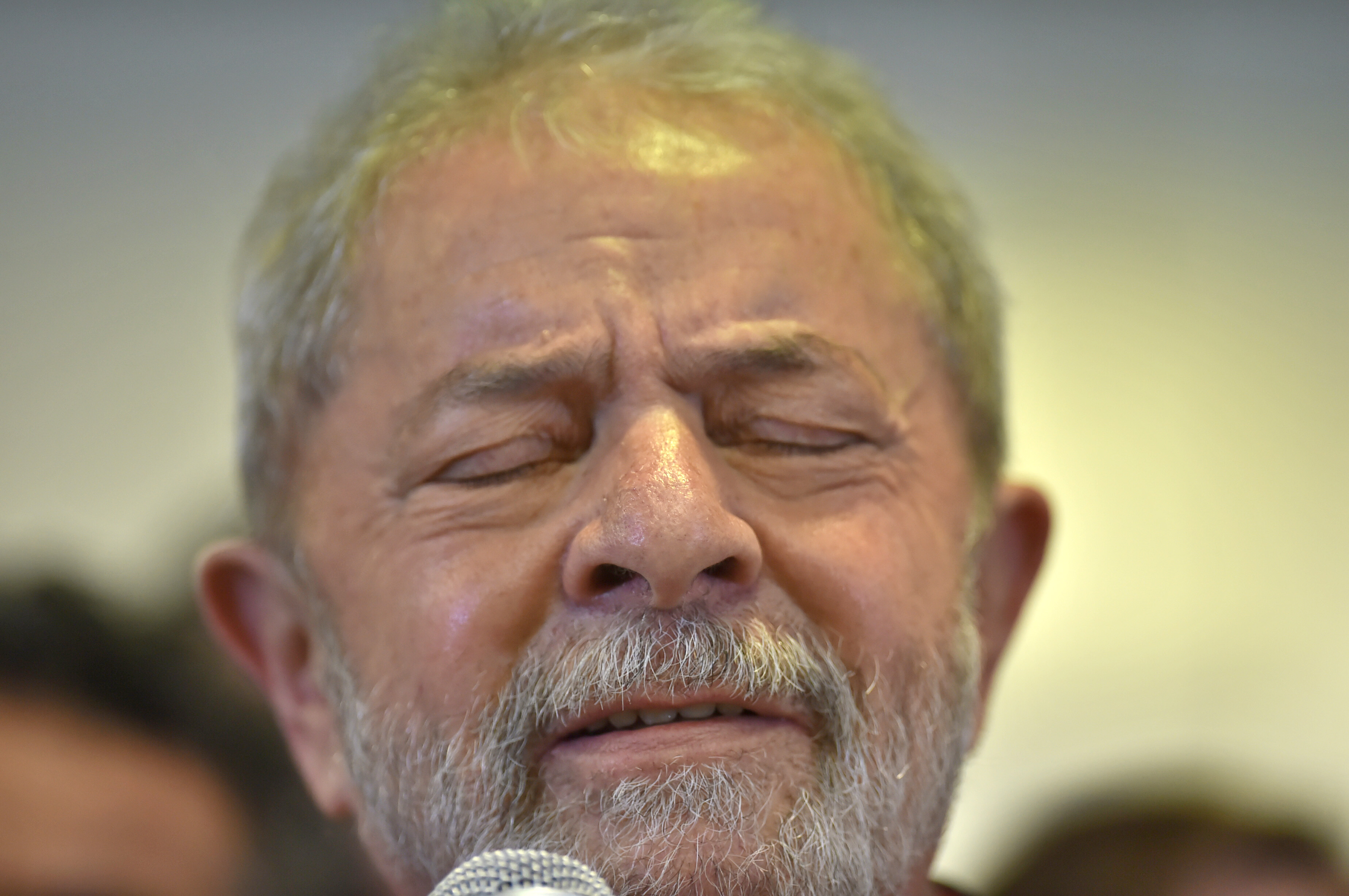 Lula chorou durante entrevista coletiva nesta quinta-feira (15) | NELSON ALMEIDA/AFP