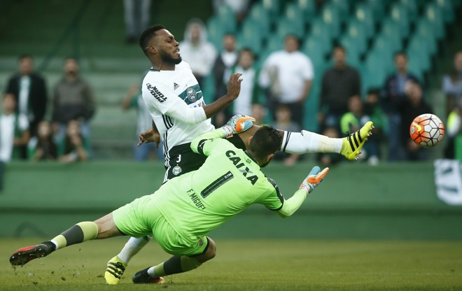 Luccas Claro também apareceu no campo de ataque e, por pouco, não marcou diante do goleiro Fernando Miguel. | Hugo Harada/Gazeta do Povo
