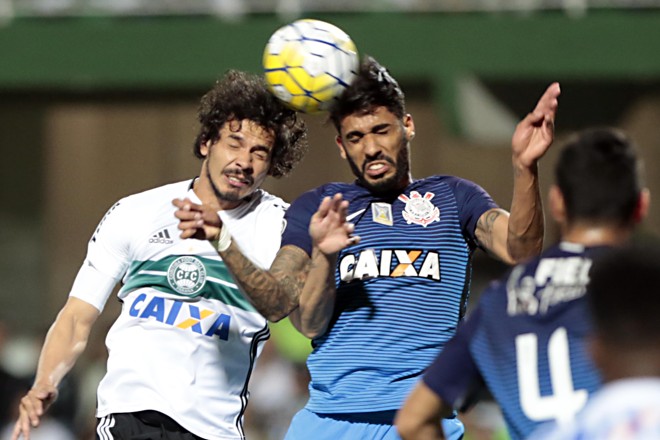 Nery Bareiro ganhou uma chance na defesa titular do Coxa diante do Corinthians. | Albari Rosa/Gazeta do Povo