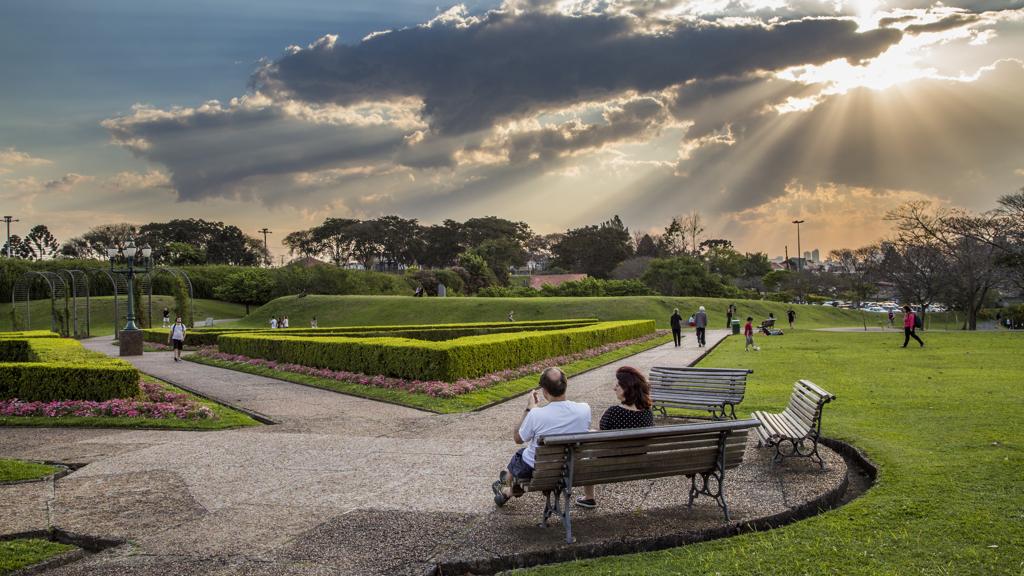Sol com poucas nuvens marca os dias até sexta-feira (2) | Brunno Covello/Gazeta do Povo