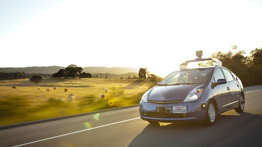 Imagem do primeiro carro  com direção autônoma testado pelo Google, um Toyota Prius, em 2009