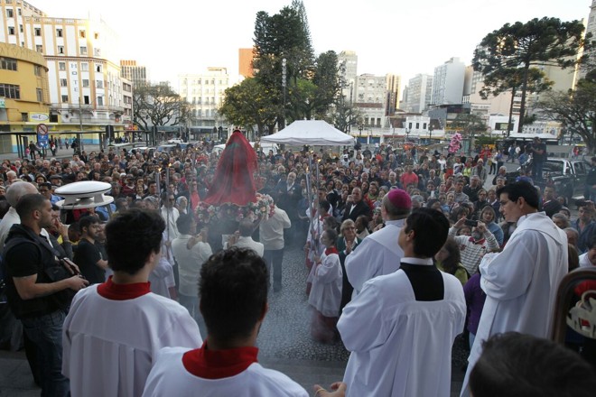 Após chegar à Catedral, o manto foi retirado da santa que passa a ser chamada de Nossa Senhora da Luz | Antônio More