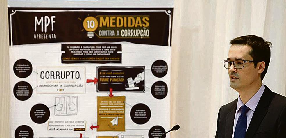O procurador federal Deltan Dallagnol apresenta o pacote de 10 medidas de combate à corrupção proposto pelo Ministério Público Federal. Ele é o chefe da força-tarefa da operação Lava Jato no MPF. | Hugo Harada/Gazeta do Povo