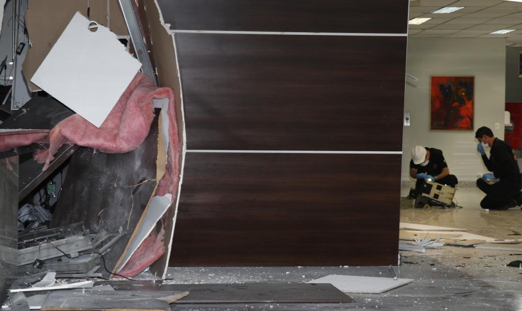 Caixas eletrônicos do TRE-PR foram explodidos na semana passada | Aniele Nascimento/Gazeta do Povo