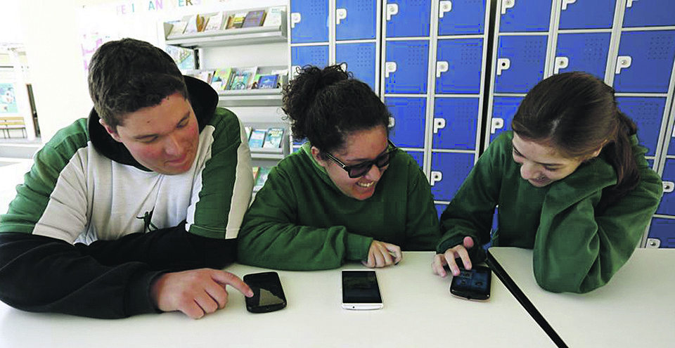 Os estudantes Nícolas  Valles, Mariana Gomes e Adrielly Fazolo  têm organizado o dia a dia de estudos pelo app ”Super Liga Prova 10” . | Henry Milleo/Gazeta do Povo
