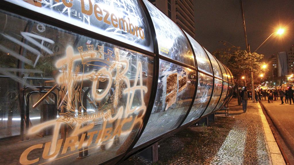 Estações-tubo e prédios do Centro de Curitiba foram pichados e depredados em protesto contra o presidente Michel Temer. | Daniel Castellano/Gazeta do Povo