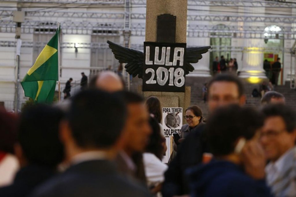 Novidade deste protesto foram faixas lembrando o ex-presidente Lula, recém tornado réu na Operação Lava Jato | Hugo Harada/Gazeta do Povo