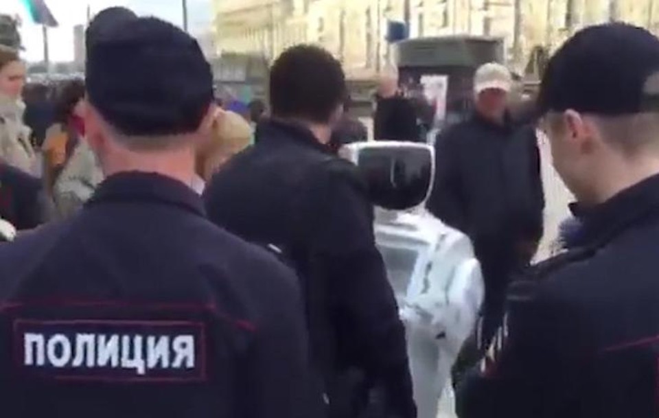 Promobot é cercado por policiais após campanha ilegal nas ruas de Moscou | Reprodução