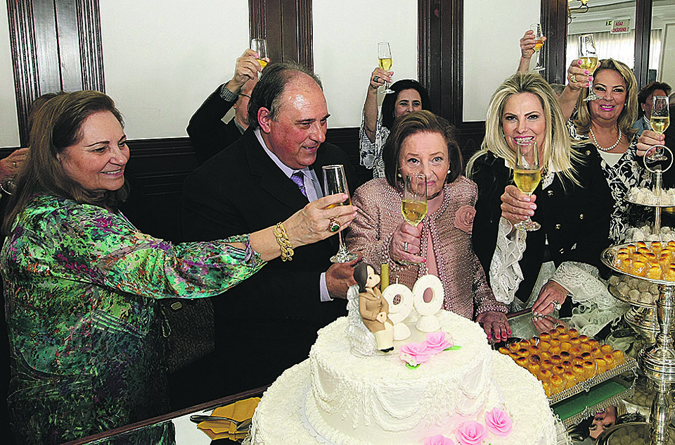 Dona Ires Anna Borghetti com alguns dos 12 filhos no almoço em comemoração aos seus 90 anos, no último sábado, no restaurante Madalosso: Tânia, Jorge, Maria Edwiges (atrás, com a taça levantada), a vice-governadora Cida Borghetti e Ana. | Jonas Oliveira