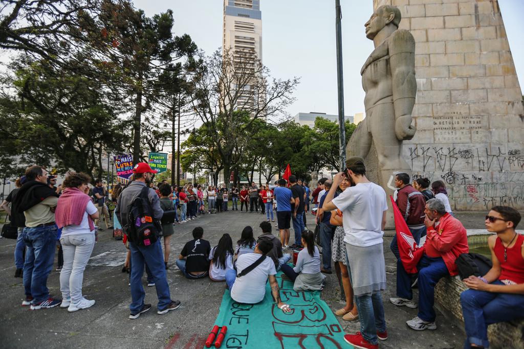 Manifestantes se revezaram em discursos contra o impeachment de DIlma Rousseff e a gestão Temer | Jonathan Campos/Gazeta do Povo
