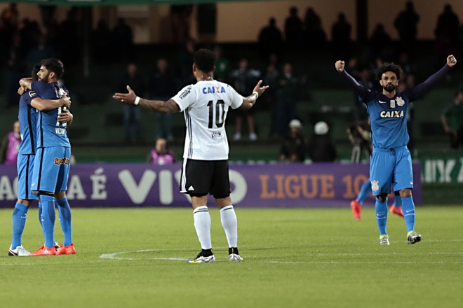 O camisa 10 Kazim lamenta o gol marcado pelo Corinthians aos 15 minutos. | Albari Rosa/Gazeta do Povo